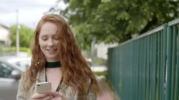 Meisje Naar Beneden Straat Een Mobiele Telefoon — Stockvideo