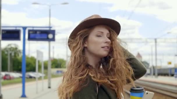 Meisje Met Koffie Mobiele Telefoon Wachten Voor Trein — Stockvideo