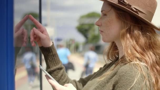 Mujer Joven Revisando Horario Ciudad — Vídeo de stock