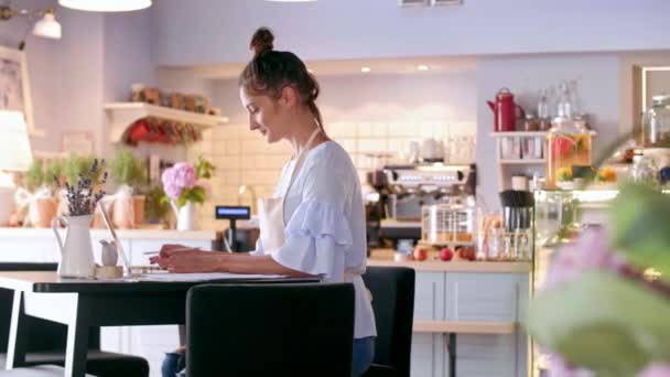 Barista Usando Portátil Trabajo — Vídeo de stock