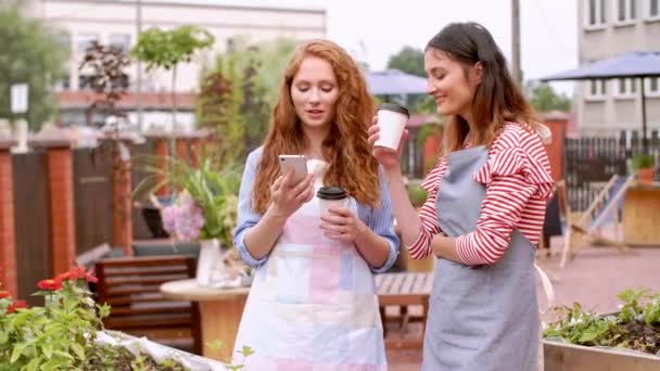 Barista Έχοντας Ένα Σύντομο Διάλειμμα Εξωτερικούς Χώρους — Αρχείο Βίντεο