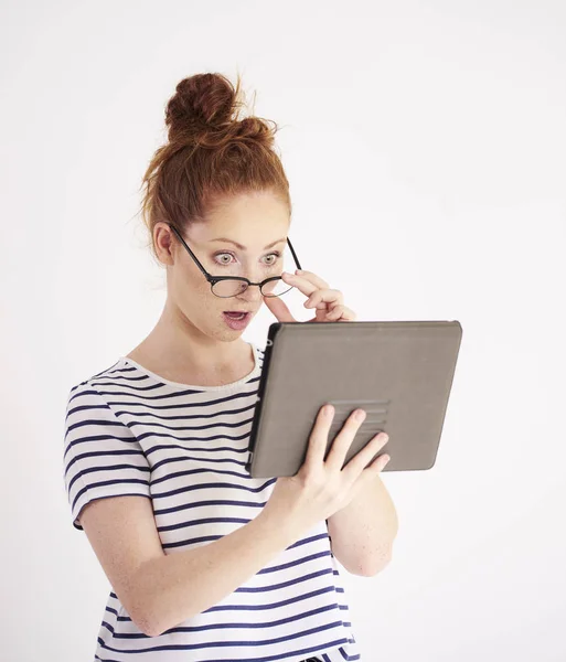 Mulher Chocada Segurando Tablet Estúdio Tiro — Fotografia de Stock