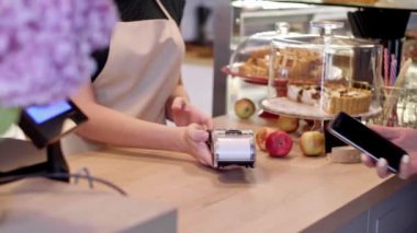 Kahve dükkanında ödeme kadın