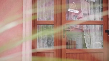 Barista kahve dükkanında çalışmaya başlamak