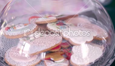 Bir plaka üzerinde süslü kurabiye yığını