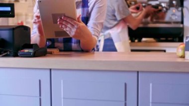 Cep telefonuyla konuşurken ve tablet café'de kullanma Barista