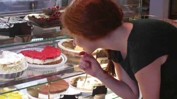 Γυναίκα Επιλέγοντας Κέικ Στο Καφέ — Αρχείο Βίντεο