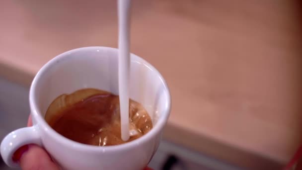 Μέρος Της Barista Χύνοντας Γάλα Στον Καφέ Στο Καφενείο — Αρχείο Βίντεο