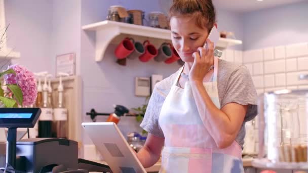 Barista Falando Por Telefone Celular Tomando Uma Ordem Café — Vídeo de Stock