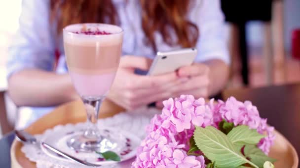 Glas Färskt Kaffe Eller Latte — Stockvideo