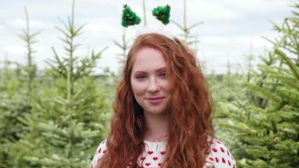 Portret Van Rood Harige Vrouw Bij Forest — Stockvideo