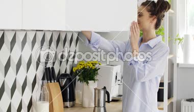 Genç kadın evinde kahve yapma