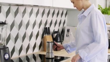 Mutlu, Genç bir kadın evinde kahve yapma