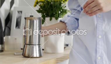 Kahve yapma ve cep telefonuyla mutfak kadının yeri