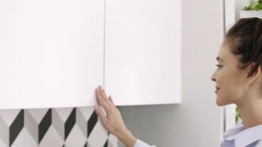 Neşeli kadın onu mutfakta kahve hazırlama