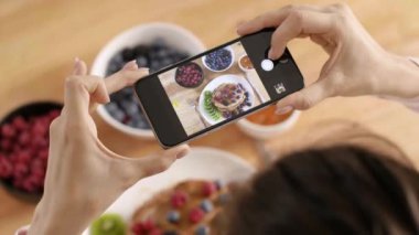 Kahvaltısını mutfakta fotoğraf çekimi kadın