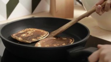 Kadın eli krep pan kızartma