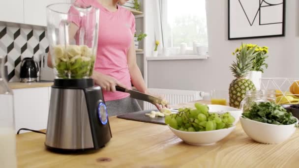 Giovane Donna Che Prepara Frullato Frutta Cucina — Video Stock