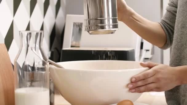女性がキッチンで 小麦粉をふるい部 — ストック動画