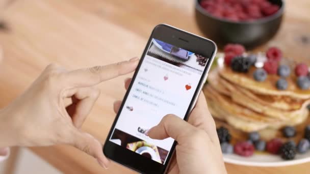 Mutfakta Kahvaltı Sırasında Bir Cep Telefonu Kullanan Kadın — Stok video