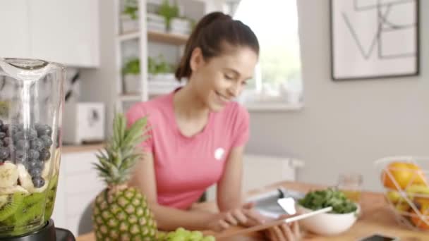Mulher Usando Tablet Durante Cozinha — Vídeo de Stock