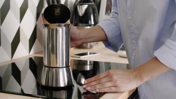 Kvinna Som Häller Själv Mugg Svart Kaffe Köket — Stockvideo