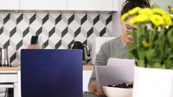 Evde Çalışan Multitasking Kadın — Stok video