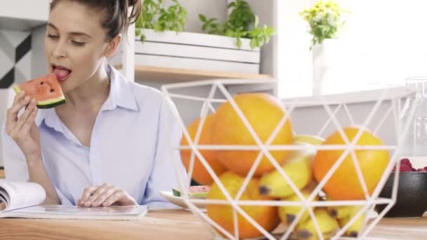 Frau Liest Ein Buch Und Isst Hause Eine Wassermelone — Stockvideo