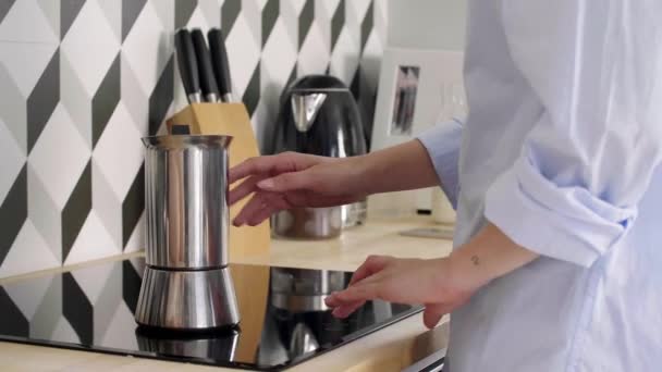 Frau Kocht Morgenkaffee Und Benutzt Handy — Stockvideo