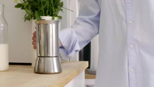 Onderdeel Van Vrouw Maken Van Koffie Haar Keuken — Stockvideo