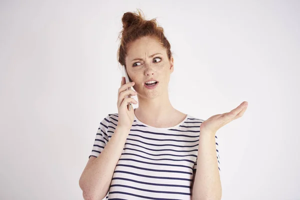 Verbaasd Vrouw Praten Mobiele Telefoon Studio Shot — Stockfoto