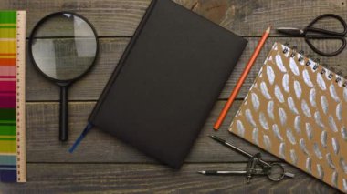 Ahşap arka plan üzerinde çeşitli okul malzemeleri