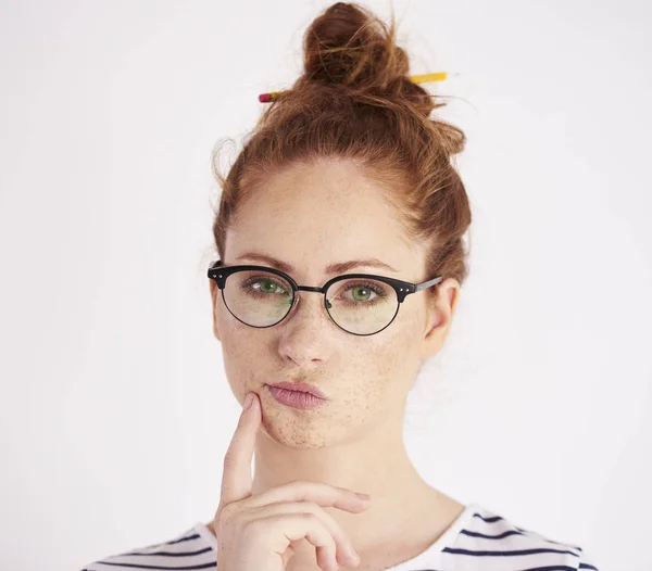 Frau Berührt Kinn Und Sucht Inspiration Bei Studioaufnahmen — Stockfoto