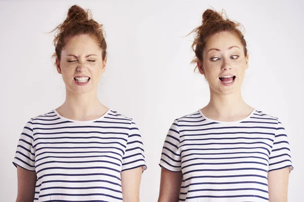 Zwillingsmädchen Machen Bei Studioaufnahmen Ein Gesicht — Stockfoto