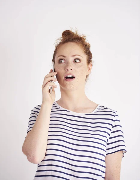Chockad Kvinna Pratar Med Mobiltelefon Studio Skott — Stockfoto