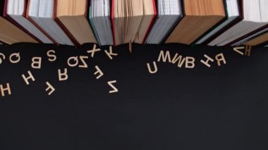 Kitap düşen harfleri ile