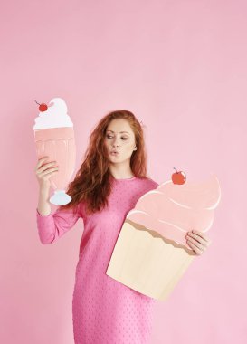 Bir kek ve milkshake de stüdyo çekim tutan genç kadın 