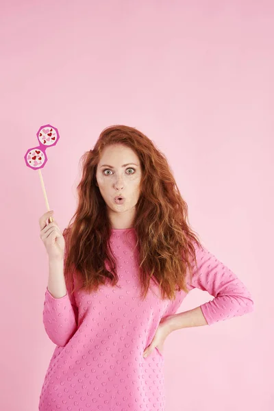 Retrato Una Mujer Sorprendida Haciendo Una Foto Estudio —  Fotos de Stock