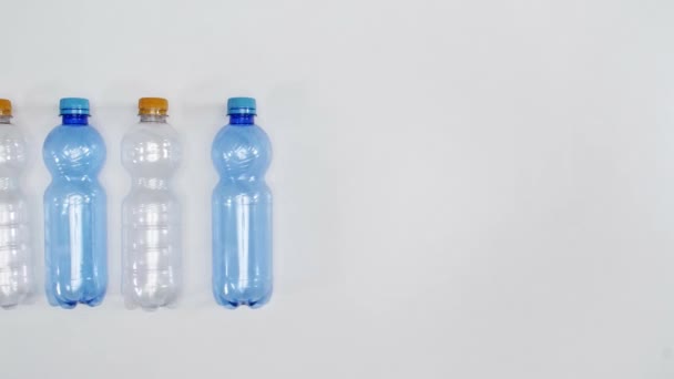 Bouteilles Plastique Dans Une Rangée Pour Recyclage — Video