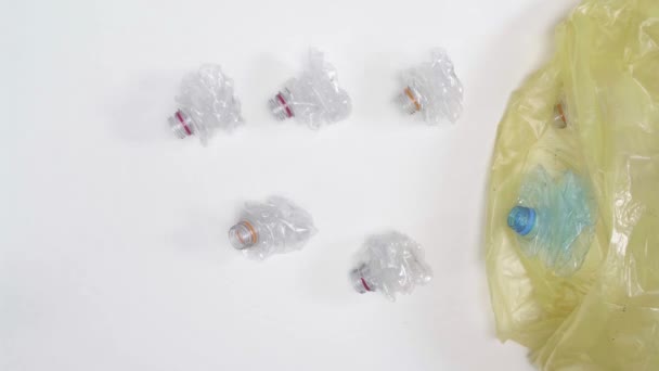 Измельченные Пластиковые Бутылки Мусорном Мешке Переработки — стоковое видео