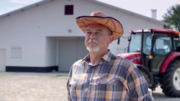 Portrét Vážné Starší Zemědělce Farmě — Stock video