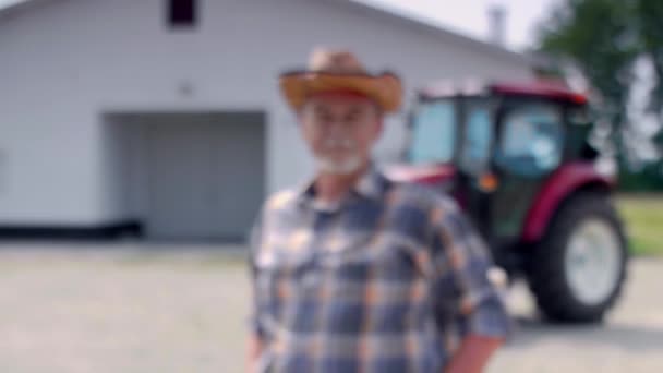 Portret Van Vrolijke Senior Boer Tegenover Schuur — Stockvideo