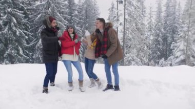 Tepe üzerinde hareket insanlar grubu