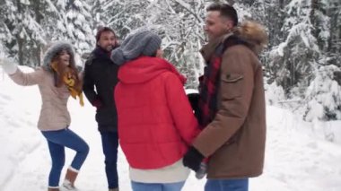 Ormanda yürüyüş arkadaş grubu