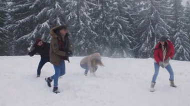 Erkekler kadınlar üzerinde kartopu atarak