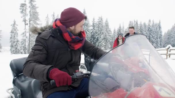 Amigos Snowmobiling Nas Montanhas — Vídeo de Stock