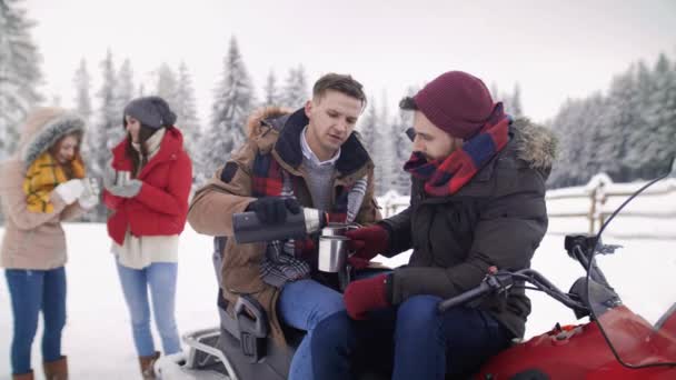 Amigos Bebendo Chá Sentados Snowmobile Zakopane Polônia — Vídeo de Stock