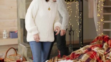 Olgun çift evde rahatlatıcı