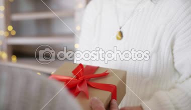 Tanınmayan çift bir hediye vermek