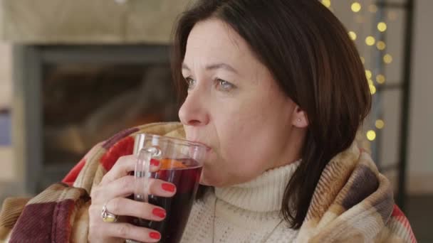 Battaniye Çay Rahatlatıcı Ile Olgun Kadın — Stok video